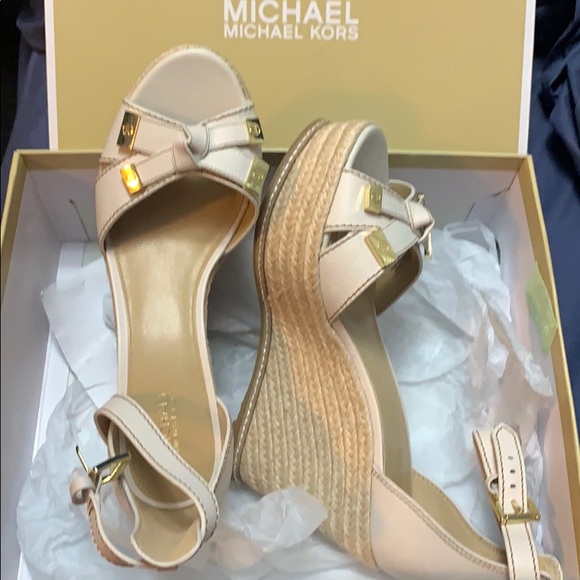 Sold!!!MK Wedge - Picture 4 of 6